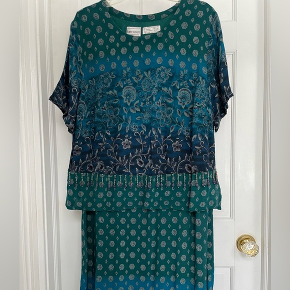 18 Women’s petite turquoise and teal beaded dress - Picture 2 of 10